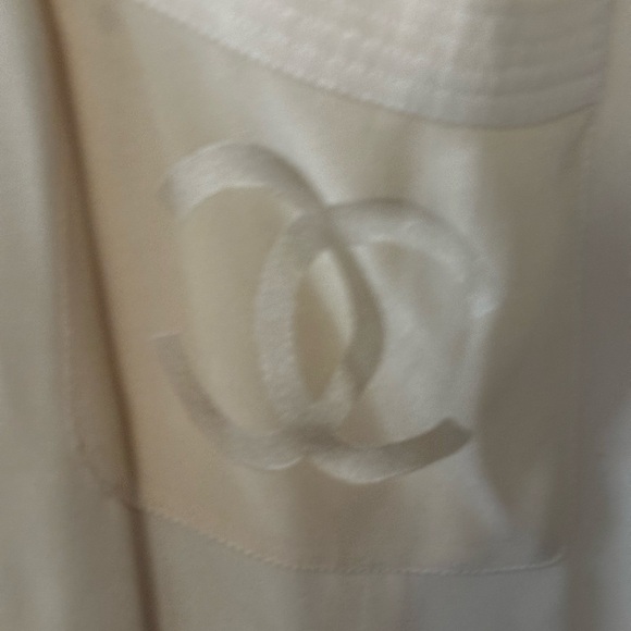 AUTHENTIC CHANEL Silk Blouse with Logo pocket and Chanel Button- Size 40 Cream - Picture 5 of 7